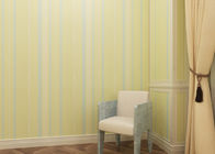 寝室 0.53*10M のための防水ビニールの壁カバーの浮彫りにされた縞パターン壁紙
