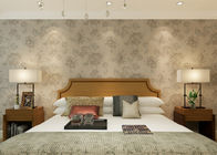 浮彫りにされた表面が付いている寝室のためのベージュ花パターン ポリ塩化ビニールの現代壁紙