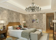 浮彫りにされた表面が付いている寝室のためのベージュ花パターン ポリ塩化ビニールの現代壁紙